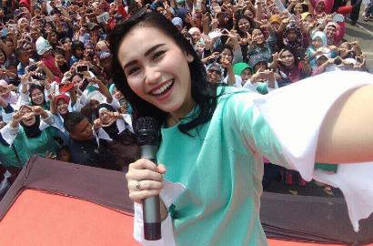 Ayu Ting Ting Pamer Pundak Dikira Telanjang, Asisten Disindir Kepo Akun Haters