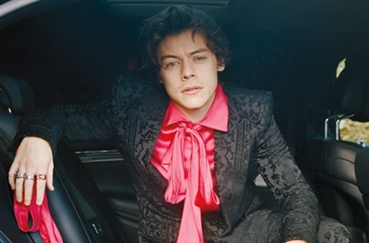 Baru Bertemu, Harry Styles Langsung Jatuh Cinta pada Model Cantik Ini