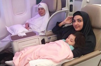 Tak Canggung Sandaran Manja di Bahu Babysitter, Ashanty Bikin Netter Makin Cinta