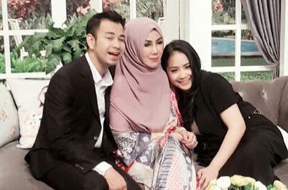 Beredar Foto Ibunda Raffi Tak Pakai Hijab Saat ke Luar Negeri, Foto Lama Atau Baru?