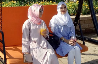 Rajin Dandan dan Tampil Hot, Alis 'Celurit' Adik Ayu Ting Ting Curi Perhatian