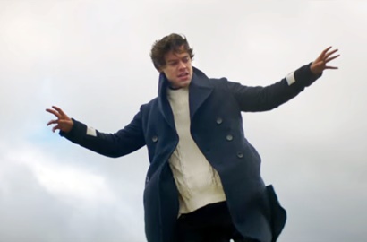 Rilis MV 'Sign of the Times', Harry Styles Terbang dan Berjalan di Atas Air Bak Malaikat