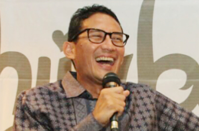 Beri Salam Dua Jari, Sandiaga Uno Sindir Vonis Dua Tahun Ahok?