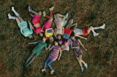 Muncul Misterius, Twice Bak Alien Tersesat di Teaser Video 'Signal'