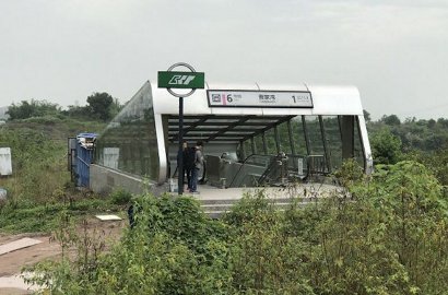Bikin Kagok, Bagian Luar Perhentian Stasiun di Tiongkok Penuh Ilalang Ternyata Dalamnya Begini