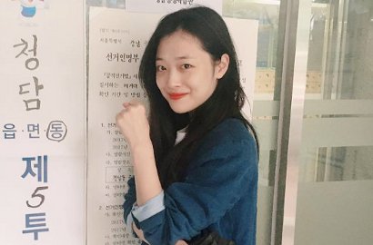 Masih Tanpa Bra, Serunya Sulli Main Bola Bareng Anak-Anak Kuba