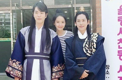 'King Loves' Narsis Bareng, Bahagianya Yoona Diapit Hong Jong Hyun dan Siwan