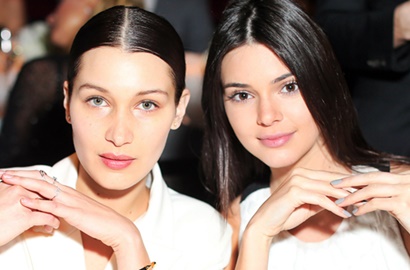 Kendall Jenner dan Bella Hadid Adu Pose 'Nungging' dalam Balutan Bikini