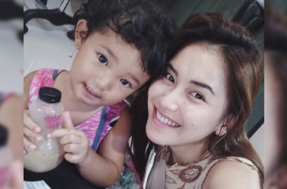 Foto Ayu Ting Ting dan Bilqis Bikin Merinding, Ada Penampakan Tangan Misterius Milik Hantu?