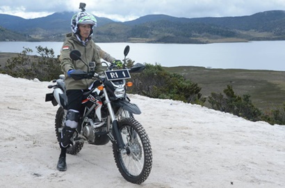 Kunjungi Papua, Kerennya Presiden Jokowi Naik Motor Trail dan Dipayungi Iriana