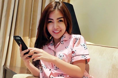 Bella Shofie Foto di Ranjang dan Ngaku Kelelahan, Netter Heboh Gara-Gara Sepatu Pria