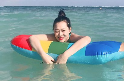 Usai Umbar Pantat, Sulli Berani Pamer Pose Ngangkang Saat Liburan