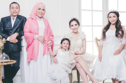 Ibu Disindir 'Pura-Pura' Nangis Demi Pamer Cincin Berlian Besar, Adik Ayu Ting Ting Juga Dikritik