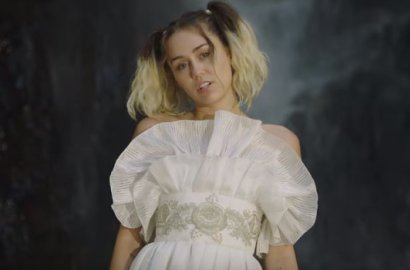 Didedikasikan untuk Liam Hemswoth, Miley Cyrus Seksi Berbikini di MV 'Malibu'
