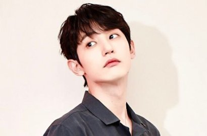 Foto Bareng Patung Bali, Lee Soo Hyuk Bikin Geger Pakai 'Baju Koko'