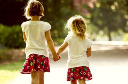 4 Sikap 'Berlebihan' Kakak Perempuan Ini Bukti Jika Dia Sangat Menyayangimu, Apa Saja?
