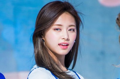 Pasang Wajah Girang, Staf Ini Bikin Geram Diam-Diam Rekam Paha Mulus Tzuyu