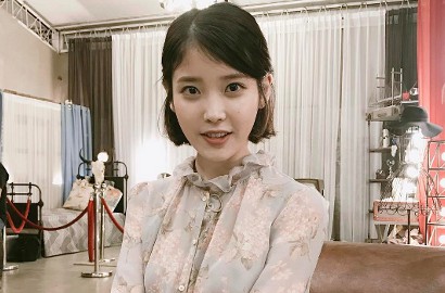 Sempat Dibantah Agensi, IU Muncul di Lokasi Mural Hasil Karya Fans