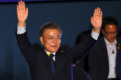 Ganteng Bak Aktor, Pengawal Presiden Korsel Moon Jae In Bikin Heboh Publik