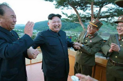 Rayakan Kesuksesan, Tawa Kim Jong Un Usai Luncurkan Rudal untuk Bawa Nuklir
