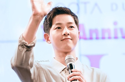 Song Joong Ki Tampil Keren dan Ganteng di Pesta Bareng Para Fans Ini