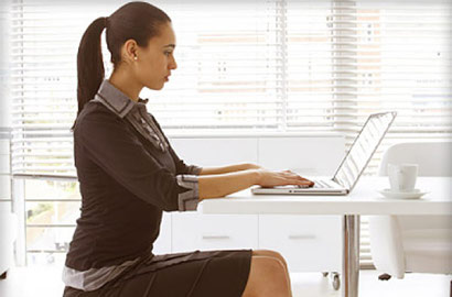 Sering Kelamaan Duduk di Sekolah atau Kantor? Inilah Posisi Terbaik Untuk Menjaga Kesehatan Tulangmu