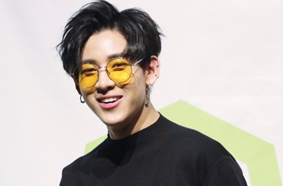 Tetap Tampil Ganteng, Begini Jadinya Saat BamBam GOT7 Jadi 'Pelayan' Kafe