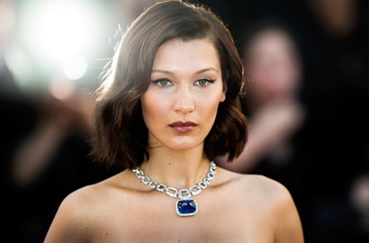 Belahan Gaun Terlalu Tinggi, Celana Dalam Bella Hadid Tertangkap Kamera