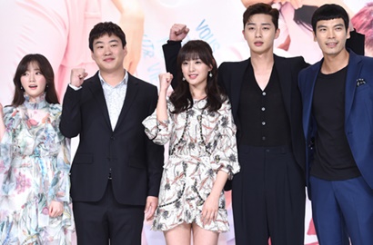 Serasi Banget, Kim Ji Won Gandeng Park Seo Joon di Jumpa Pers 'Fight My Way'