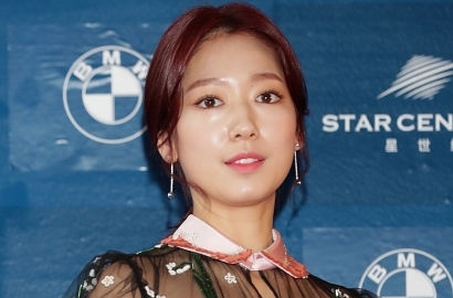 Pakai Lipstik Merah Merona, Park Shin Hye Goda Fans di Video Ini