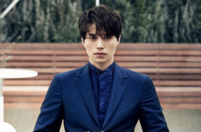 Lepas Kacamata Hitam di Jakarta, Lee Dong Wook Makin Tampan?