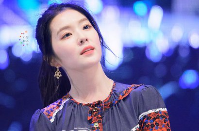 Pakai Dress Pendek, Begini Repotnya Irene Pegangi Rok yang Tertiup Angin