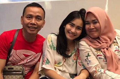 Beredar Foto Pernikahan Orangtua Ayu Ting Ting, Netter Beri Komentar Sadis