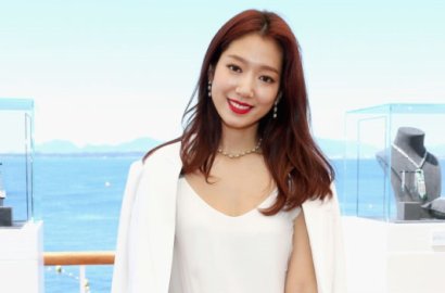 Cantik Berponi, Park Shin Hye Pamer Pose Anggun dan Elegan di Paris