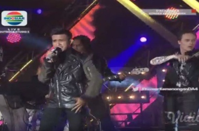 Nyanyi Nge-Rock dengan Atraksi Api, Fildan Sukses Guncang Panggung 'D'Academy 4'