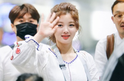 Lengan di-Gips, Agensi Jelaskan Penyebab Kim Yoo Jung Cedera