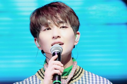 Wajahnya di-Blur Reporter, Curhatan Santai Onew Malah Buat Netter Ngakak