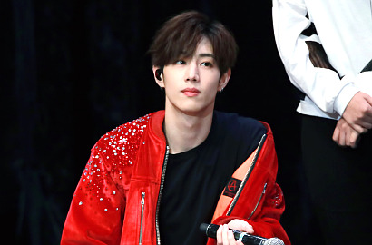 Kreatif, Mark Pakai Lightstick GOT7 untuk Dekor Tiang Bendera 'LOTJ'