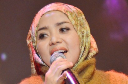 Beredar Foto Undangan Pernikahan Muzdalifah, Netter: Nggak Kapok Sama Berondong Lagi?