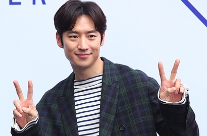 Pegang Dada Wanita, Lee Je Hoon Duduk Santai di Poster 'Park Yeol'