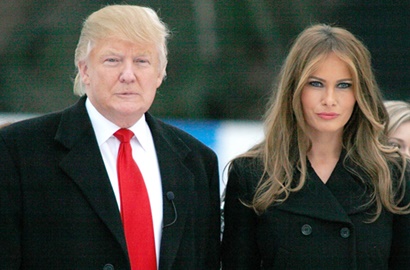 Viral, Beredar Video Melania Tepis Tangan Donald Trump Saat Akan Digandeng