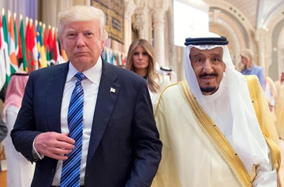 Ditegur Raja Salman Gara-Gara Minum dengan Tangan Kiri, Video Donald Trump Jadi Viral