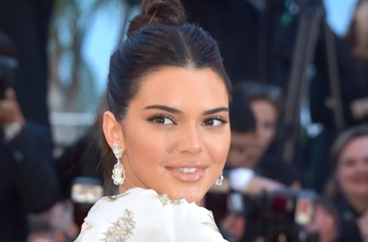Jalan-Jalan Tak Pakai Kutang, Kendall Jenner Hebohkan Warga Cannes