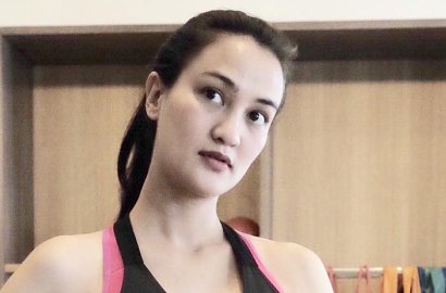 Hamil Tua, Tubuh Seksi Atiqah Hasiholan Bikin Kagum