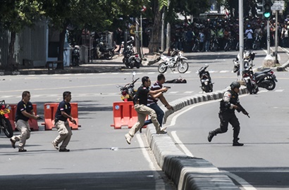 Gampang Kepo, Intip 8 Kelakuan Ajaib Orang Indonesia Ketika Ada Bom Didekat Mereka
