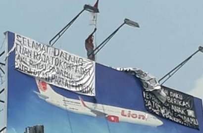 Publik Heboh, Pria Tanpa Busana Berunjuk Rasa dan Panjat Papan Reklame di Rasuna Said