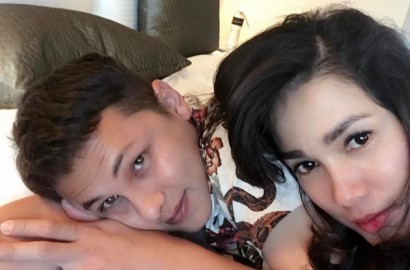 Unggah Foto Lawas Bareng Suami, 'Tangan Nakal' Ussy Sulistiwaty Jadi Sorotan