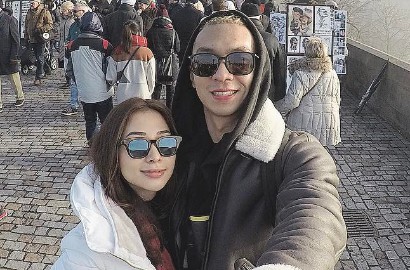 Bareng Pacar di Melbourne Sambil Bawa Botol Minuman, Nikita Willy Tak Puasa?