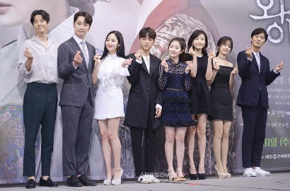 Pakai Gaun Putih, Park Min Young Ceria Bareng Yeon Woo Jin di Preskon 'Seven Day Queen'