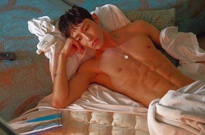 Lee Soo Hyuk Pamer Video Tiduran Topless Fans: Duh! Lagi Puasa Nih